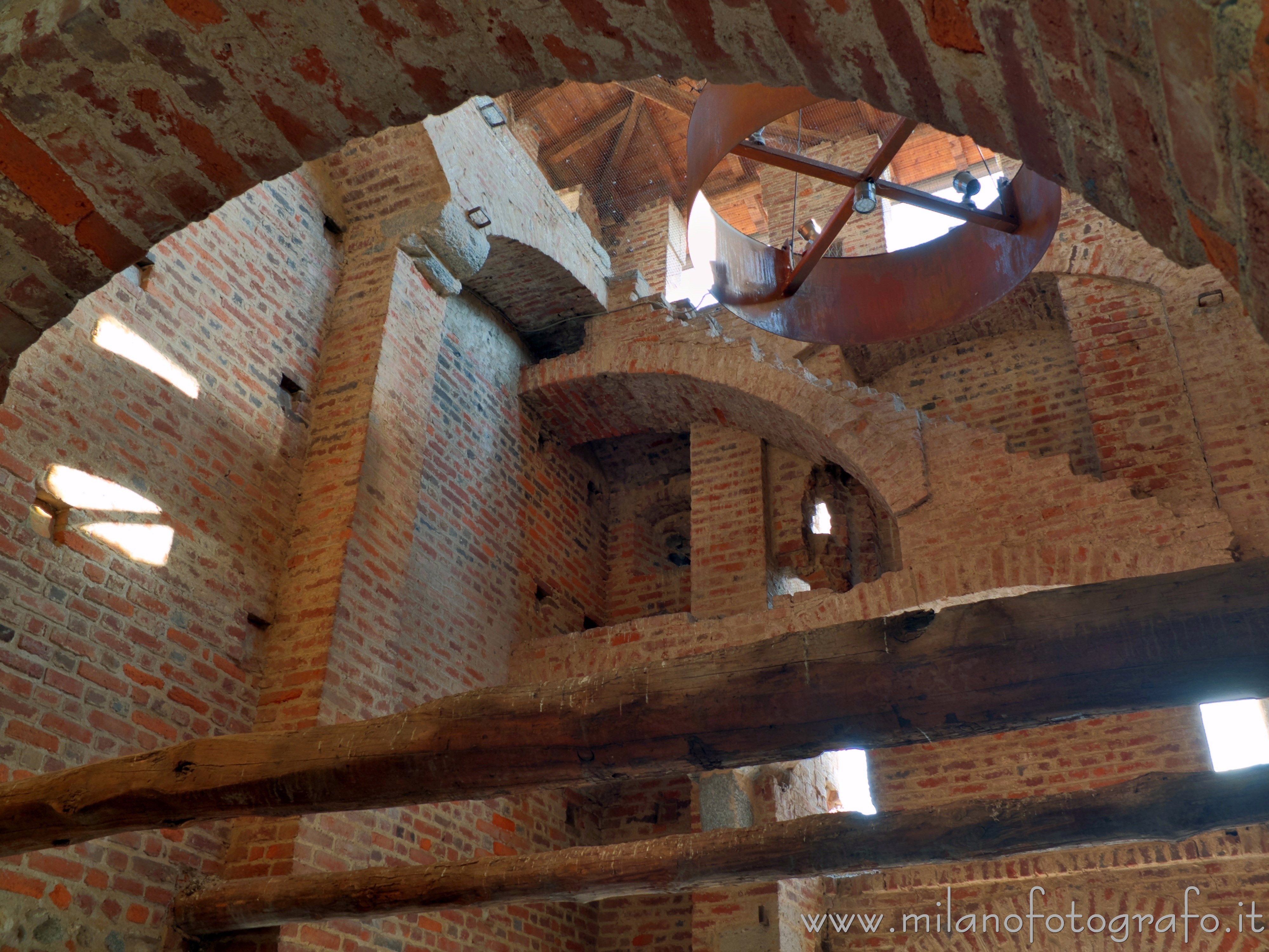 Bellusco (Monza e Brianza) - Interno dell'avancorpo centraale del castello di Bellusco